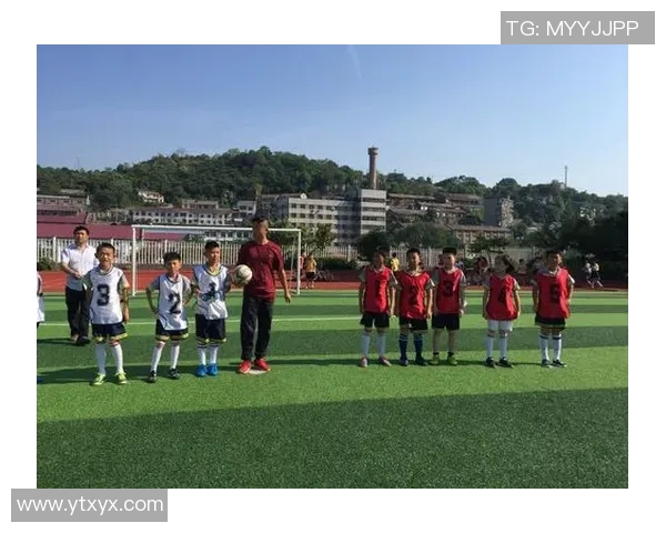 足球明星与小朋友的梦想约定一起追逐绿茵场上的未来希望